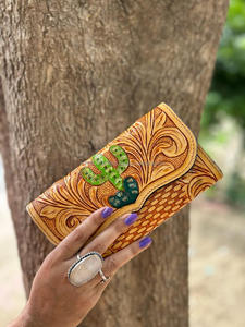 Pochette en cuir usiné à fleurs gaufrées de style occidental sac à main conçu pour femmes vente chaude pochette à la mode en cuir usiné de taille compacte - Product Image 3