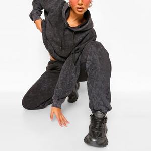 Conjunto deportivo moderno con efecto lavado ácido para mujer, cómodo, perfecto para actividades al aire libre y uso en el gimnasio, 100% algodón. - Product Image 4