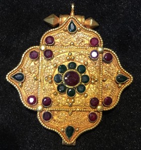 Pendentifs Ghau tibétains bouddhistes en alliage de cuivre plaqué or et turquoise, faits à la main, unisexes - Product Image 1