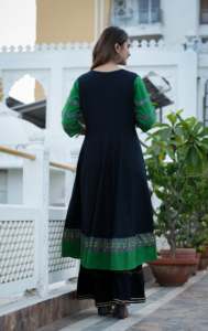 ชุดอานาร์กาลีคุร์ตาผ้าฝ้ายสีเขียวพิมพ์ลายดอกไม้สำหรับผู้หญิง แขนสามส่วน คอเสื้อแบบพิเศษ สวมใส่สบายๆ ในฤดูร้อน สไตล์ชาติพันธุ์ ผลิตจากวัสดุรีไซเคิล - Product Image 3