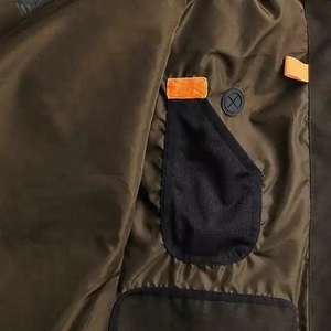 Traje de caza unisex personalizado de poliéster con forro impermeable, kit de tiro, precio mayorista OEM asequible - Product Image 4