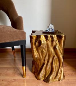 Table d'appoint en forme de souche d'arbre dorée, pièce décorative contemporaine pour salon ou chambre à coucher - Product Image 5