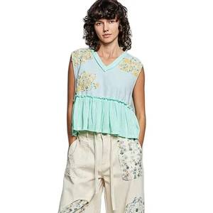 Haut sans manches à volants avec patch floral POL et détails à bords bruts - Product Image 1