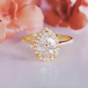 Élégante bague en argent sterling 925 plaqué or rose avec moissanite taille poire de 2 carats sertie à griffes, idéale pour fiançailles, fêtes, mariages et anniversaires - Product Image 2