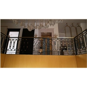 ราวบันไดโลหะตกแต่งระดับพรีเมียม ประดับด้วยสีทอง สำหรับตกแต่งภายในวิลล่าสมัยใหม่ ระเบียงบ้าน ขายส่ง - Product Image 1