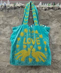 กระเป๋าโท้ทกำมะหยี่สีเทอร์ควอยซ์สั่งทำขายส่ง พร้อมลายปักตัวอักษร LOVE สีเหลือง รูปหัวนกพิราบ หัวใจ และลายดอกไม้ - Product Image 2