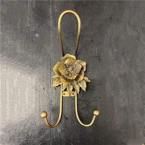 Porte-manteau mural double en laiton antique sculpté floral, support décoratif pour clés - Product Image 1