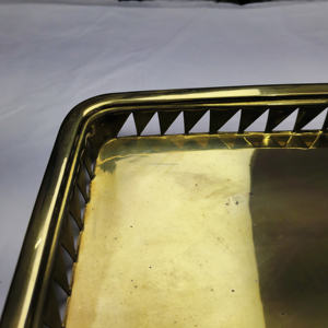 Bandeja de Servir Rectangular de Lujo con Acabado Dorado y Recorte Triangular – Plato Decorativo de Metal de Alta Gama - Product Image 4