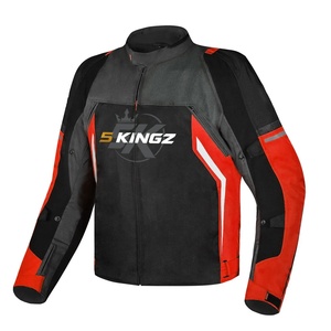 เสื้อแจ็คเก็ตมอเตอร์ไซค์ผู้ชาย 5Kingz สีดำแดง แขนยาว ระบายอากาศได้ดี ปิดด้วยซิป คอตั้ง พิมพ์โลโก้ด้านหน้า ทนไฟ - Product Image 1