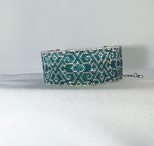 Bracelet de luxe fait main perlé, motif bleu sarcelle et argent, design exquis, bijou manchette en métal, cadeau - Product Image 4