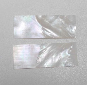 Perle de nacre naturelle polie, carrée, faite à la main, style nautique moderne, objet de collection artistique, 100x38x2mm, provenant de l'Uttar Pradesh - Product Image 2