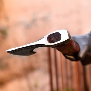 Hacha Tomahawk Hecha a Mano con Mango de Madera y Cabeza de Lobo Tallada, Hoja de Acero Forjado, Réplica de Hacha de Supervivencia - Product Image 2