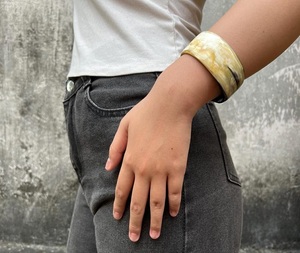 กำไลเขาควายทำมือสไตล์โมเดิร์นสีดำเป็นมิตรต่อสิ่งแวดล้อม - Product Image 1