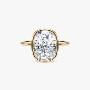 Anillo de Compromiso y Matrimonio de Oro Sólido de 14K con Diamante Cultivado en Laboratorio de 4 Quilates con Corte Cojín y Engaste de Bisel - Product Image 1