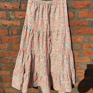 ชุดเดรสลำลองผ้าฝ้ายสีขาวพิมพ์ลายบล็อกอินเดียสำหรับผู้หญิง เอวยางยืด ระบายอากาศได้ดี กระโปรงยาว ราคาโรงงาน - Product Image 1