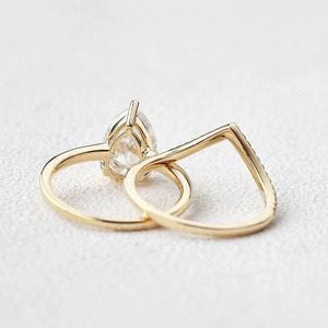 Bague de fiançailles en or jaune avec diamant de laboratoire taille poire et motif chevron - Product Image 2