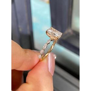 Anillo de compromiso de diamante blanco talla radiante en oro amarillo macizo con banda de acento floral de diamantes marquesa y diseño clásico de cuatro puntas - Product Image 2