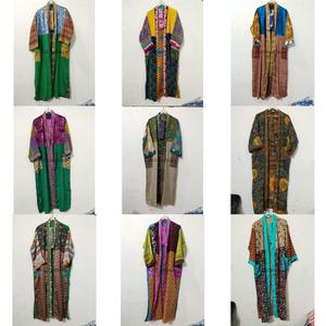 ชุดกิโมโนผ้าไหมซารีวินเทจ 100% สำหรับผู้หญิง งานแฮนด์เมด ตกแต่งผ้าแบบแพทช์เวิร์ค สไตล์โบโฮ ชุดนอนยาวแบบจีน ฟรีไซส์ เสื้อผ้าฤดูร้อนสุดหรู สไตล์ราชสถาน - Product Image 1