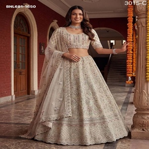 Traje de novia de red con bordado de chapat, zari, dori, lentejuelas y circonitas, lehenga-choli nupcial, proveedor indio - Product Image 1