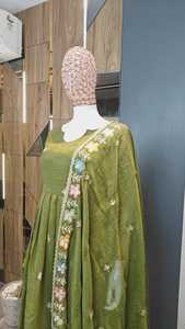 Ensemble de robe Anarkali en soie vert olive de qualité supérieure pour femmes, vêtements ethniques indiens traditionnels pour les fêtes, disponible à la vente - Product Image 6