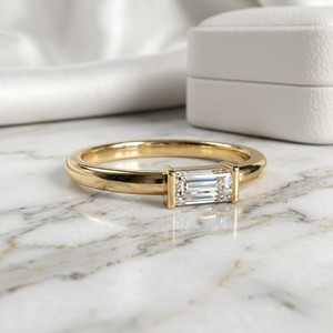 Anillo Minimalista con Engaste Solitario de Baguette de 0.10CTW - Product Image 1