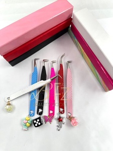 Pinzas para Pestañas de Acero Inoxidable con Punta de Fibra de Precisión, Antideslizantes, con Dijes, Diseño Colorido en Rosa, Azul, Blanco, Rojo y Negro - Product Image 2