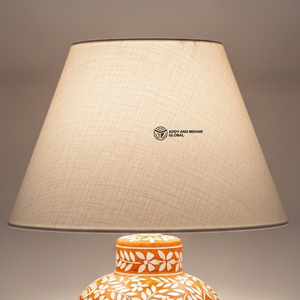 Lampe de table de luxe en os incrusté d'orange avec abat-jour beige |   Éclairage de chevet floral artisanal - Product Image 2