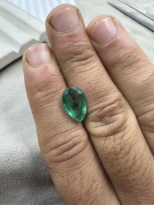 Émeraude zambienne naturelle vert intense, taille poire, 4,07 carats, pierre précieuse non montée pour la création de bijoux - Product Image 6