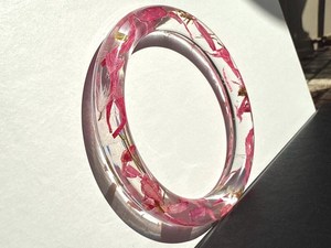 Brazalete de Resina Epoxi Esmaltada Hecho a Mano de Primera Calidad con Patrón Floral Rosa, Forma Redonda, Joyería Coleccionable, Artesanía Atemporal - Product Image 5