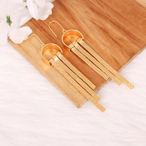 Boucles d'oreilles pendantes en laiton martelé style bohème, bijoux ethniques artisanaux de qualité supérieure, commande en gros - Product Image 3