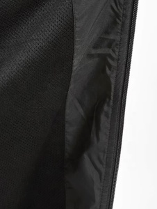 Chaqueta cortavientos ligera con forro de malla y capucha para hombre, ideal para senderismo y camping al aire libre. - Product Image 4