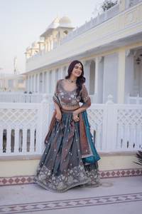 Wunderschöner Seiden-Lehenga-Choli mit Stickerei und Paillettenarbeit präsentiert. - Product Image 3