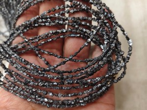 Perles de diamant noir naturel facettées non taillées en forme de copeaux, perles de pierres précieuses de diamant noir brut pour la fabrication de bijoux - Product Image 1