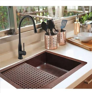 Fregadero rectangular de cobre para cocina con un patrón geométrico en relieve de rombos en la parte frontal. Disponible al por mayor. - Product Image 2