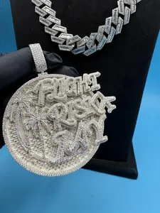 Colgante de Plata de Ley 925 Chapado en Oro Personalizado para Mujer con Moissanita Real de Corte Brillante Redondo de 6.2 Quilates Tishya Diamond - Product Image 1