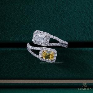 Bague de luxe 1,8 carats en or blanc 18 carats avec deux diamants jaunes taille émeraude certifiés IGI, double halo ouvert, diamant de laboratoire - Product Image 2