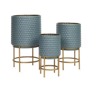 Jardinière en métal texturé artisanal avec support en fer, pot de fleurs décoratif pour hôtels de luxe - Product Image 4