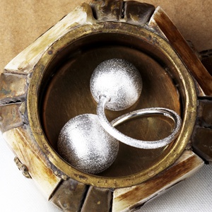 Vente en gros d'anneaux ajustables en argent sterling 925 massif, à double boule, texturés et brossés, bijoux fins, Memoria Jewels - Product Image 4