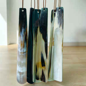 Calzador de cuerno de buey y toro de 31 cm de primera calidad, diseño plano con lazo de cuero marrón al mejor precio - Product Image 2