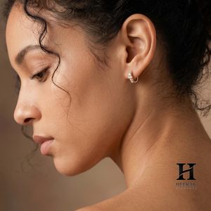 Delicados Pendientes Huggie con Racimo de Diamantes – Oro de 14k con Diamantes Certificados – Fabricación de Joyería Fina - Product Image 5