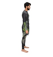 Fabricant d'ensembles de rashguards MMA et Jiu Jitsu personnalisés pour hommes, vêtements de sport comprenant un rashguard, un short, un pantalon d'entraînement et un t-shirt.