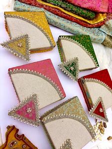 Caja de regalo de brocado de lujo con un elegante top triangular decorado, caja de regalo con perlas y motivos tradicionales, cestas de regalo para bodas. - Product Image 6