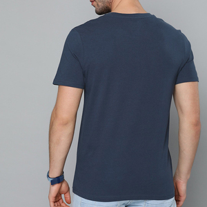 เสื้อยืดผู้ชาย OEM รุ่นใหม่ทันสมัย ผ้าฝ้าย 100% เนื้อหนา พิมพ์ลายตามสั่ง ดีไซน์เรียบง่าย สีพื้น ทรงพอดีตัว เหมาะสำหรับวิ่ง - Product Image 3