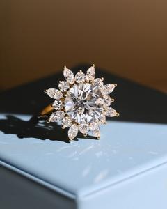 แหวนเงินแท้ 925 ประดับมอสซาไนต์ ชุบทอง 18K ดีไซน์ลายดอกไม้แบบกลุ่ม ประดับเพชรรอบวง  ปลอดภัยต่อผิวแพ้ง่าย เครื่องประดับโดดเด่น - Product Image 6