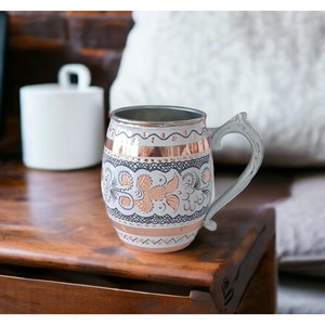 Taza de cobre de diseño para cocinas modernas. Taza de cobre personalizable con opciones de grabado de logotipo para branding. - Product Image 2