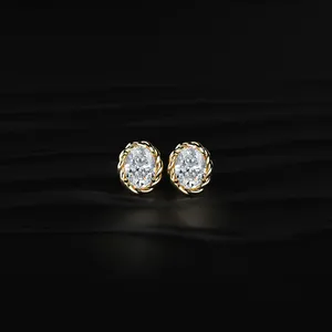Boucles d'oreilles clous en diamant taille ovale avec monture torsadée en or jaune pour femme, certifiées IGI, clarté VVS-VS - Product Image 1