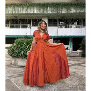 Robe longue élégante en coton biologique écologique, couleur terre cuite, avec empiècements en dentelle, col en V profond romantique, style bohème fluide, idéale pour les vacances - Product Image 5