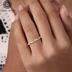 Bague Classique Femme Charm Jewells Certifiée IGI, 3 grammes, Plaqué Or Argenté, Moissanite Taille Coussin, Sertissage à Griffes, Bague d'Éternité - Product Image 3