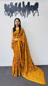 Sari de Algodón y Seda de Alta Calidad con Diseño Súper Popular, Elegante Trabajo de Espejo y Bordado Aari, Longitud 5.5 Metros - Product Image 3
