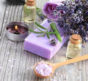 Cristaux de sel de bain exfoliants Calm Haven à la lavande botanique et au sel de l'Himalaya, écologiques, pour le soulagement du stress, avec huile parfumée, en sachet refermable - Product Image 4